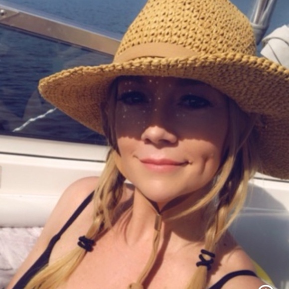 Meet your Posher Ambassador, Marcella 💕 - Picture 4 of 7